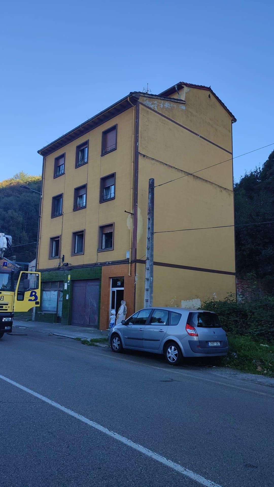 Susto en Langreo: dos heridos al derrumbarse parte del primer piso de una vivienda en Ciaño