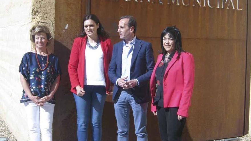 Los concejales del PP posan en la puerta de la piscina. Foto