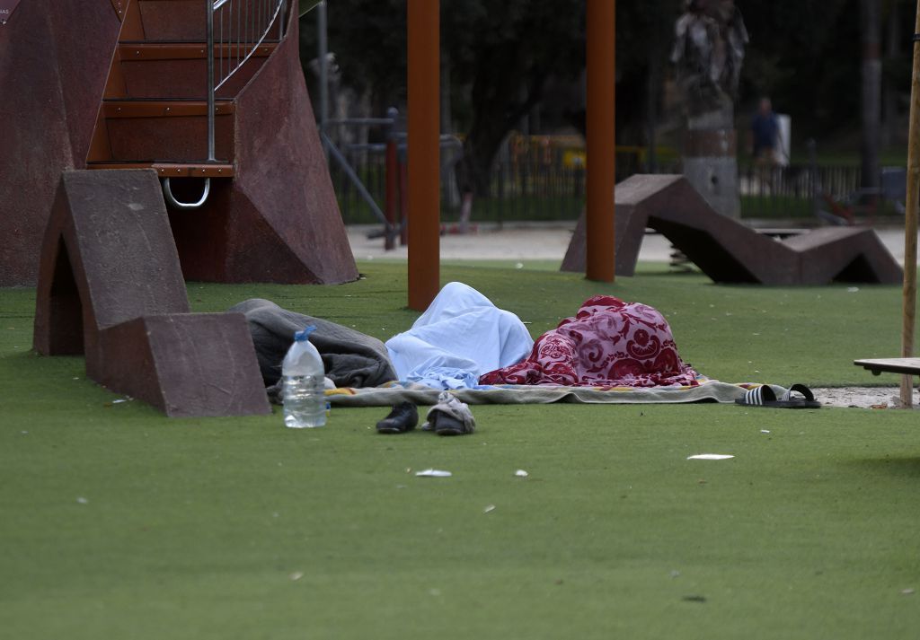 Así es la vida bajo el puente de la autovía de la A-30 en Murcia