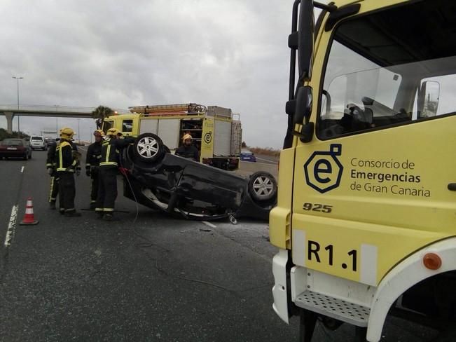 Un herido leve en el vuelco de un automóvil en Telde