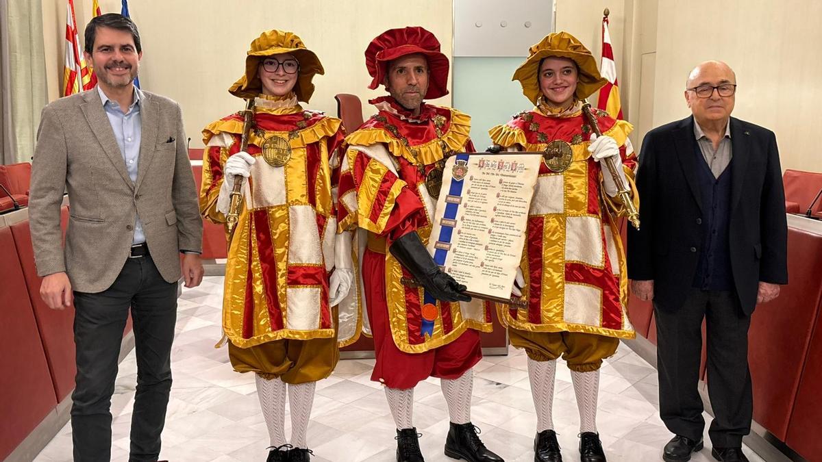 El Nunci Xavier Dàvila rep el pergamí reial de mans de l’alcalde abans de la proclamació pública de la Crida