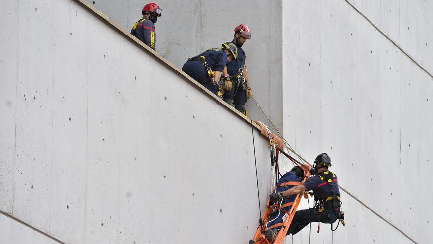 Prácticas de una formación de rescate en alturas de los bomberos de LPGC