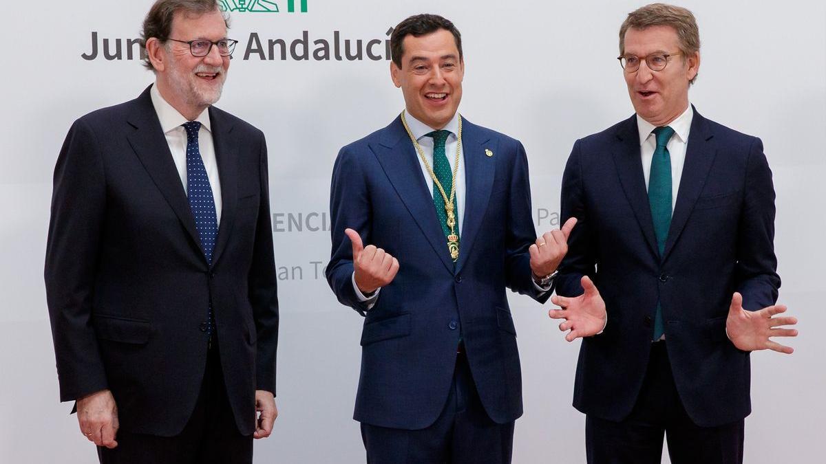El presidente de la Junta de Andalucía, Juanma Moreno, junto al expresidente del Gobierno Mariano Rajoy y el presidente del PP, Alberto Núñez Feijóo.