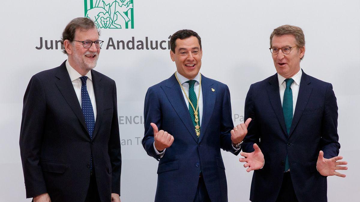 El presidente de la Junta de Andalucía, Juanma Moreno, junto al expresidente del Gobierno Mariano Rajoy y el presidente del PP, Alberto Núñez Feijóo.