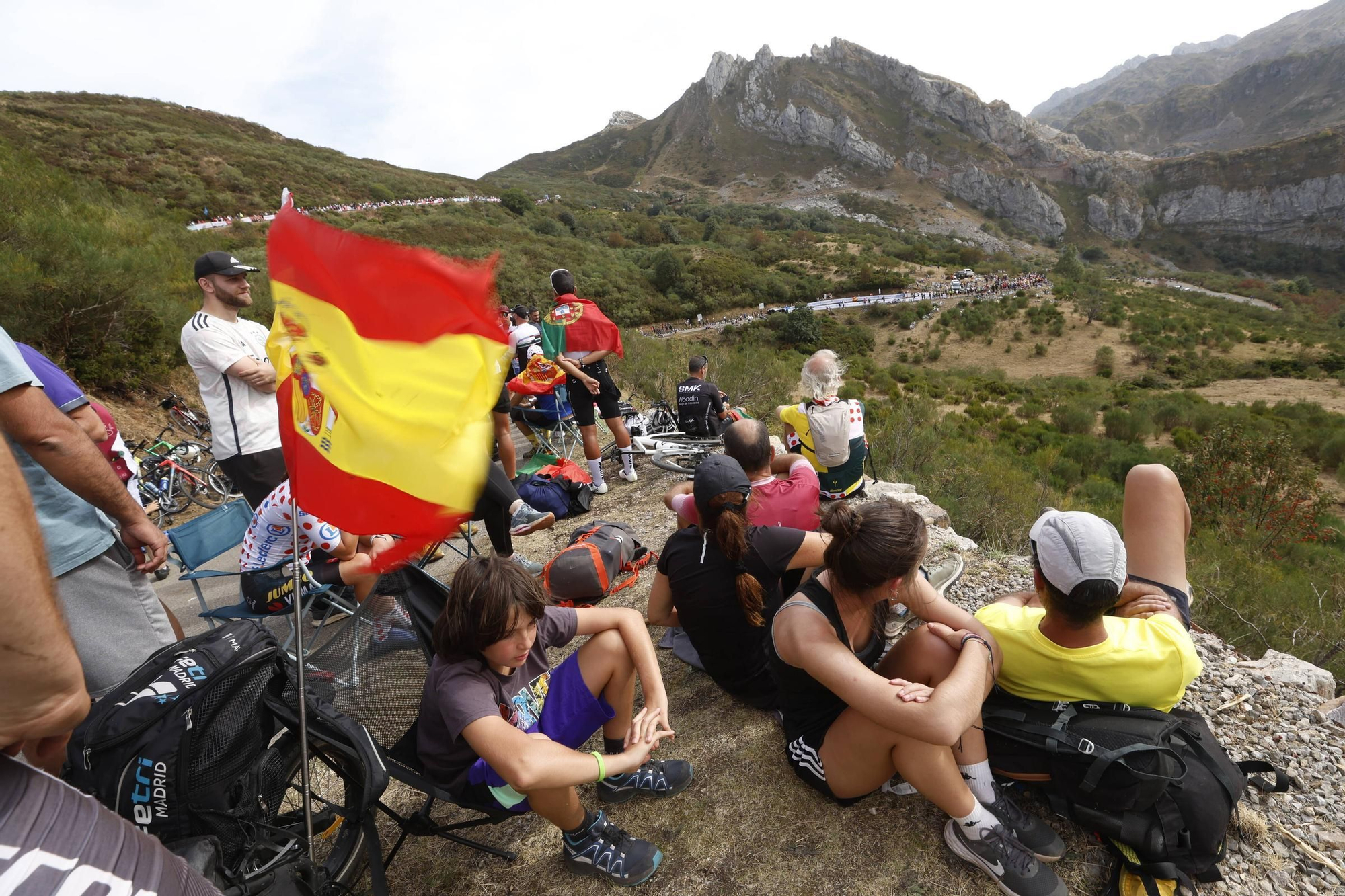 FOTOS: Ambientazo en Asturias para seguir una jornada de ciclismo con la Vuelta a España