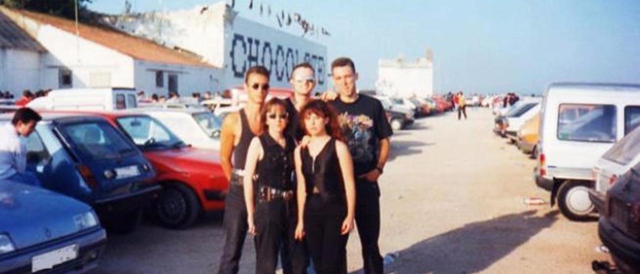 Un grupo de jóvenes de la época posa en el parquin del Chocolate, una de las discotecas míticas de la ruta del bakalao.