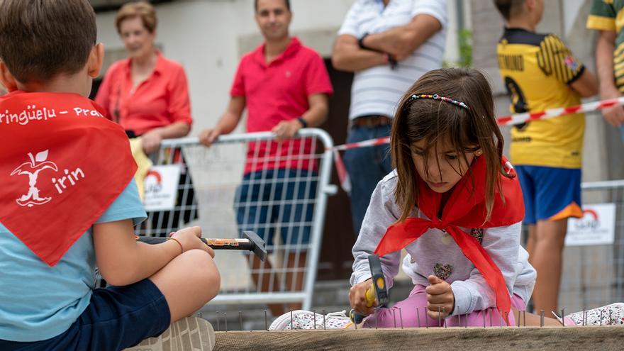 En imágenes: así se levantan las casetas del Xiringüelu y se celebra el Xirinfantil