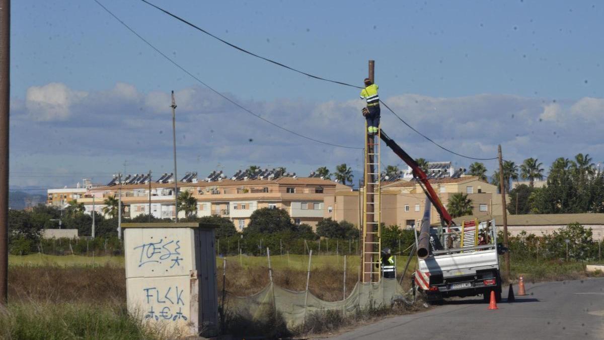 Operarios de Telefónica han acudido este lunes a arreglar los dos postes telefónicos de madera.
