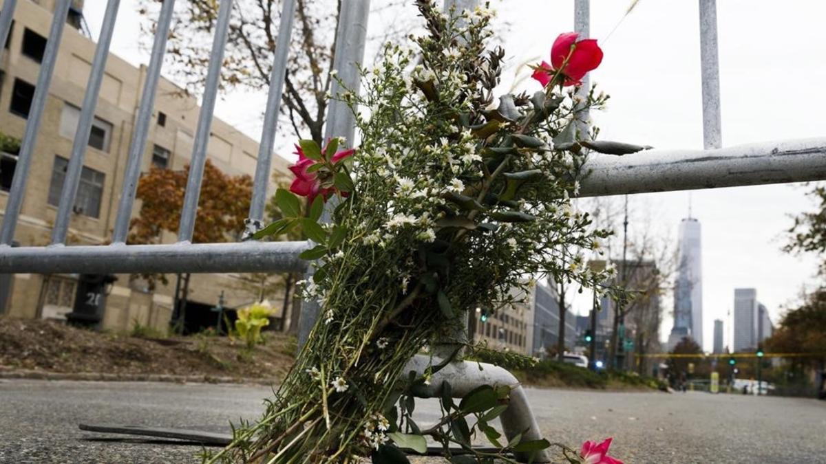 Flores depositadas en uno de los puntos donde el terrorista atropelló a una de sus víctimas en Nueva York.