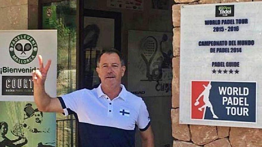 Mateu Palmer posa con la camiseta de Finlandia.