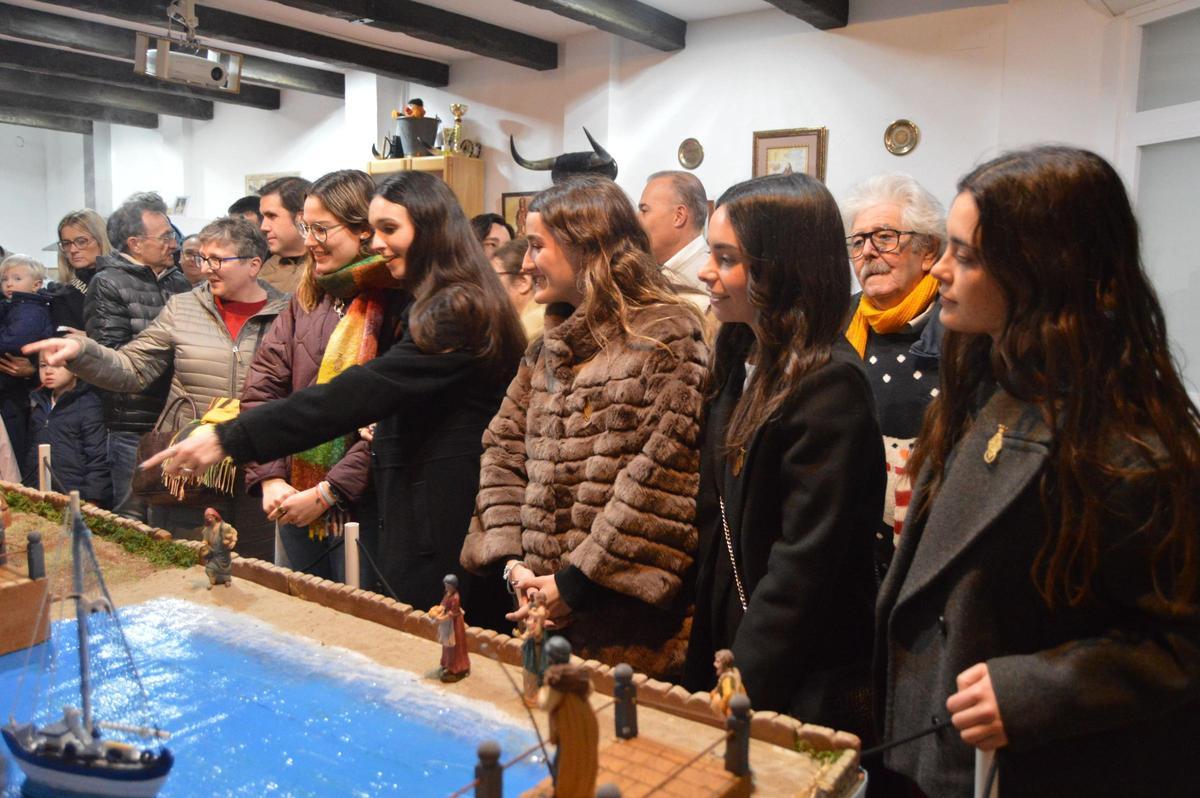 Fotogalería I El presidente de la Junta de Festes de Vila-real inaugura su espectacular belén