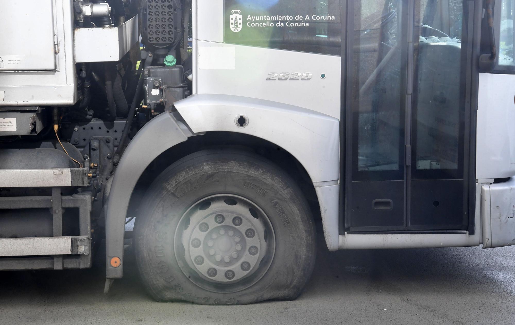 El Concello denuncia el "sabotaje" a al menos una veintena de camiones de la recogida de basura en A Coruña