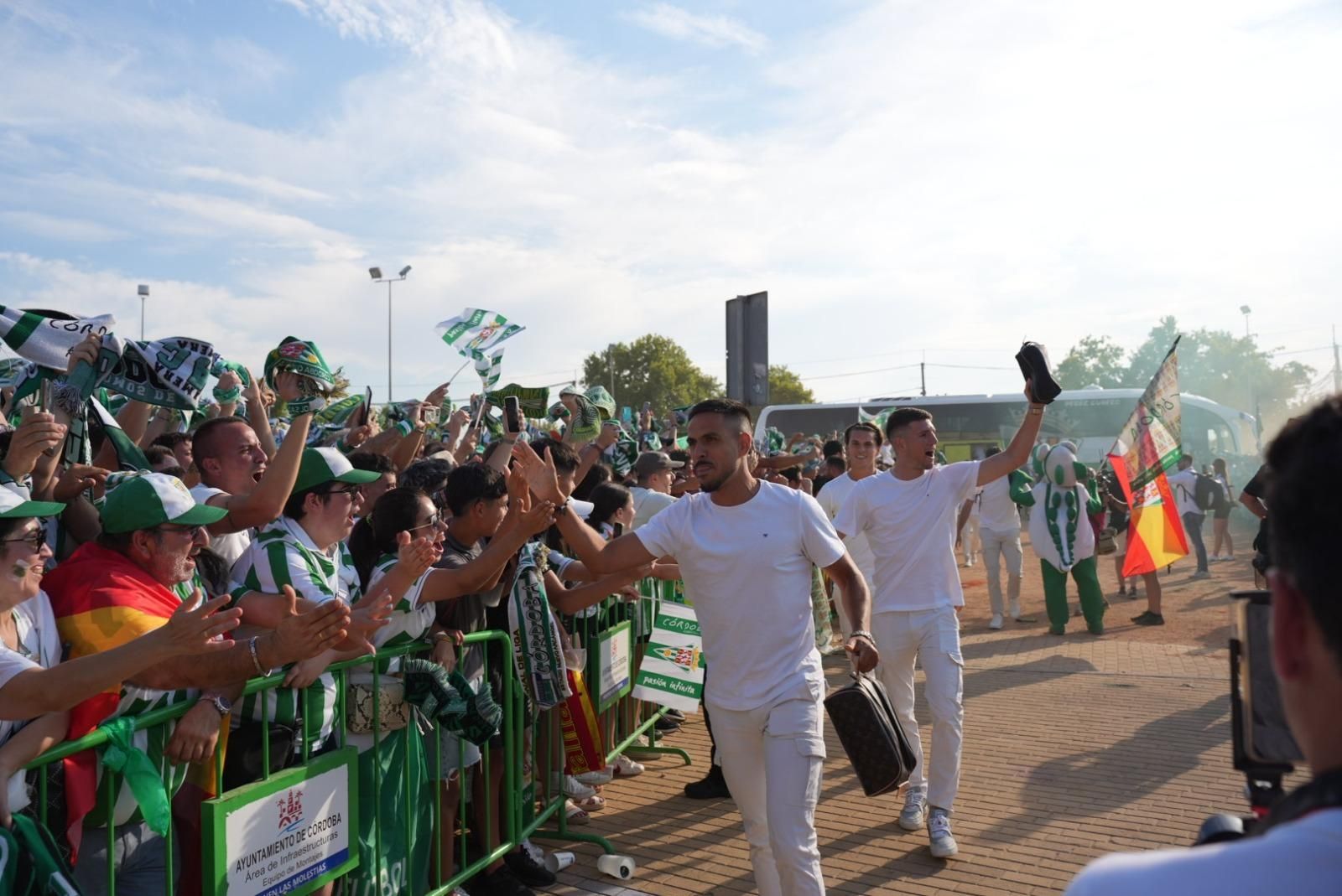 Así recibió la afición del Córdoba CF al autobús del equipo en El Arenal