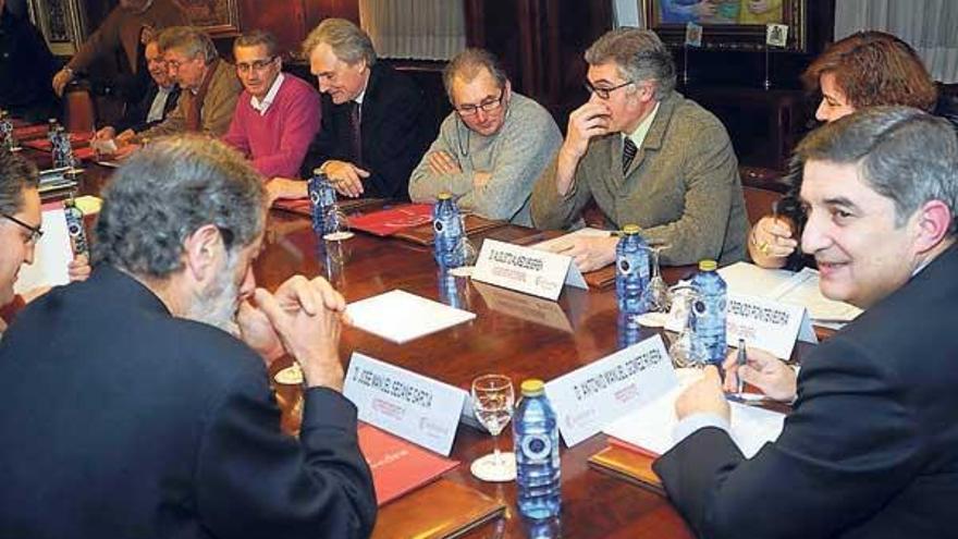 El pleno de la Cámara de Comercio, que esta semana se reunió por ese asunto, en una sesión. // R. Vázquez