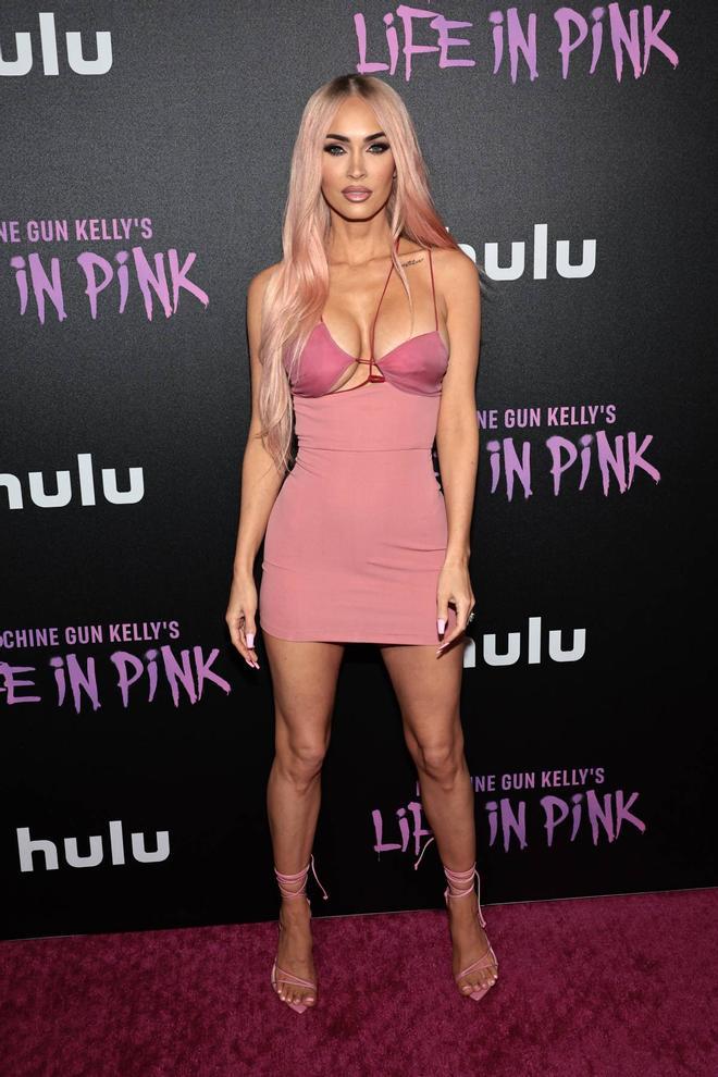 Megan Fox con vestido de Nensi Dojaka en el estreno de 'Life in pink'