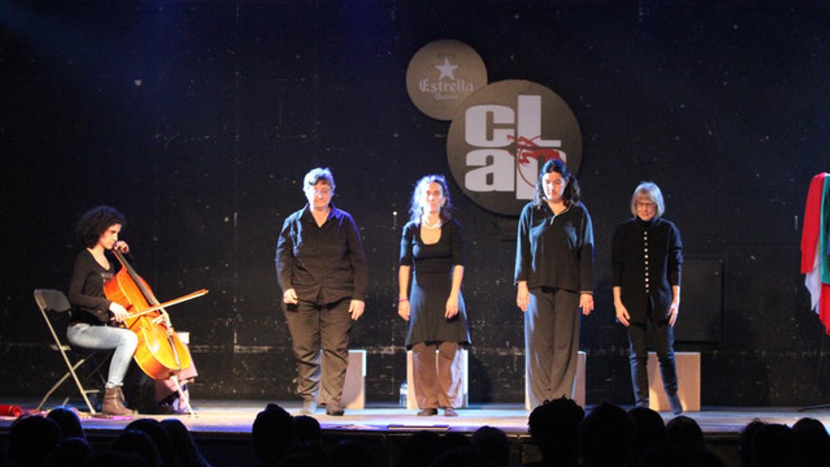 Sesión de teatro-foro realizada este martes en la sala Clap de Mataró en el marco de la octava Mostra d'Art Social.