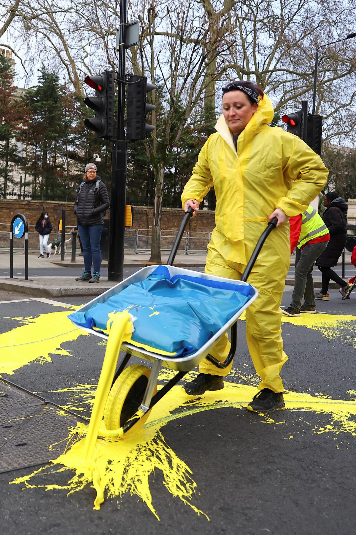 Activistas pintan la bandera de Ucrania frente a la embajada rusa en Londres