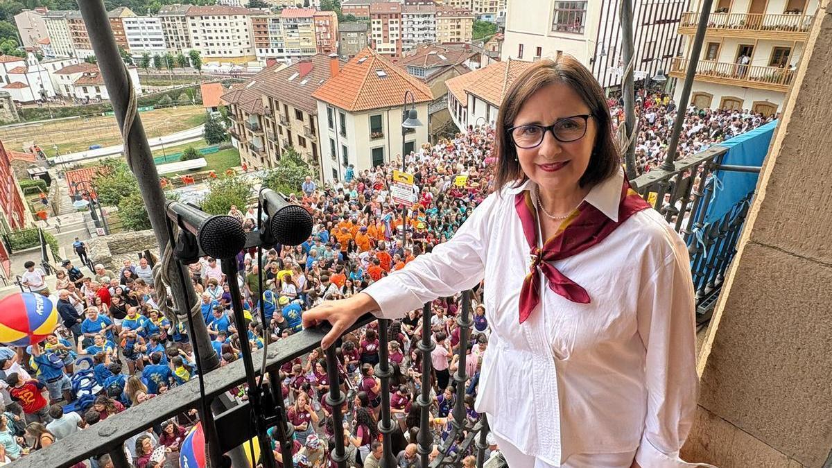 Cangas inicia las fiestas del Carmen y la Magdalena con pregon y desfile de las peñas