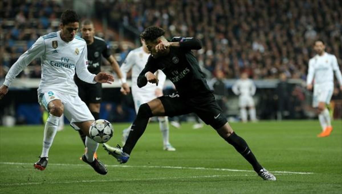 Neymar intenta desbordar a Varane, en un momento del partido de anoche en el Bernabéu.