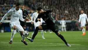 Neymar intenta desbordar a Varane, en el partido de la Champions Real Madrid-PSG.