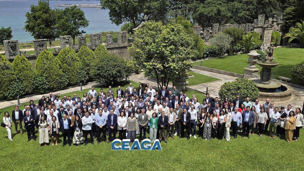 Foto familia tras la asamblea de Ceaga, con Alfonso Rueda y María Jesús Lorenzana.