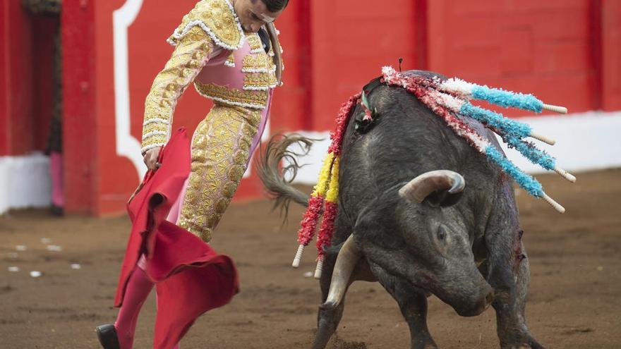 El diestro Paco Ureña lidia a uno de los de su lote durante el cuarto día de la Feria de Santiago (Santander).