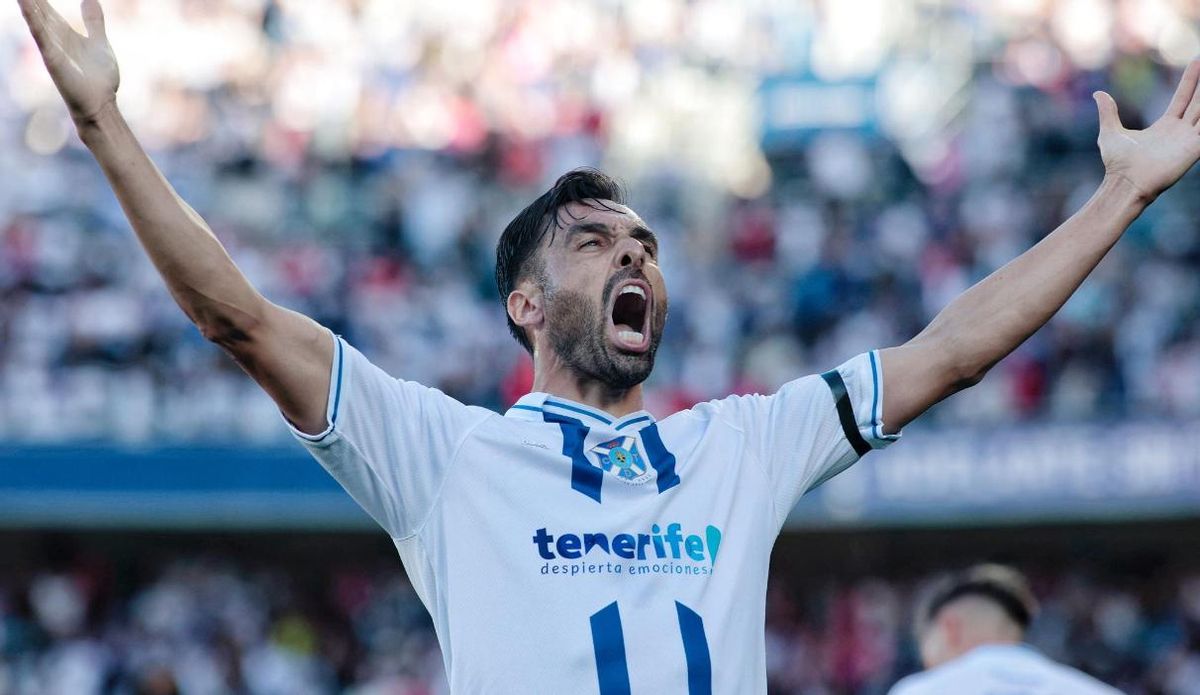 El CD Tenerife goleó en el derbi canario con la camiseta del centenario.