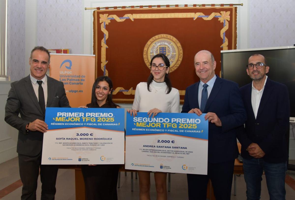 Entrega de premios a los TFG de Sofía Moreno y Andrea Santana en la ULPGC.| El Día