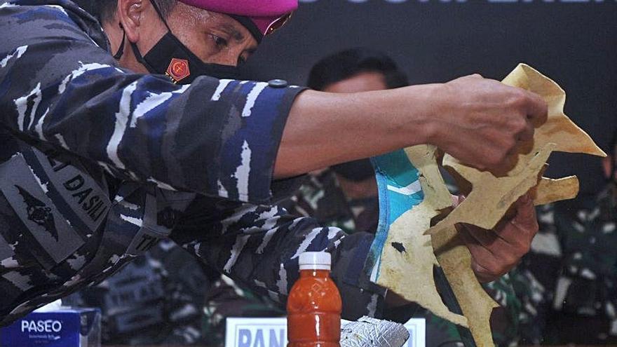 Militars indonesis mostren restes del submarí
