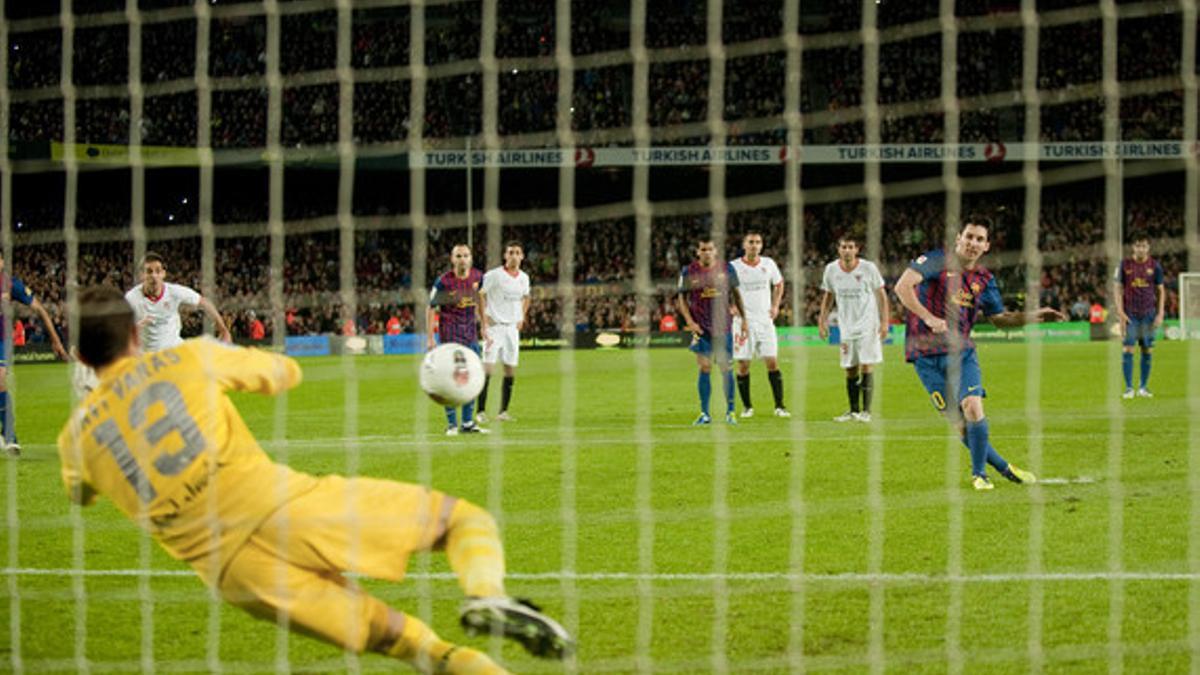 El portero Varas detiene el penalti lanzado por Messi