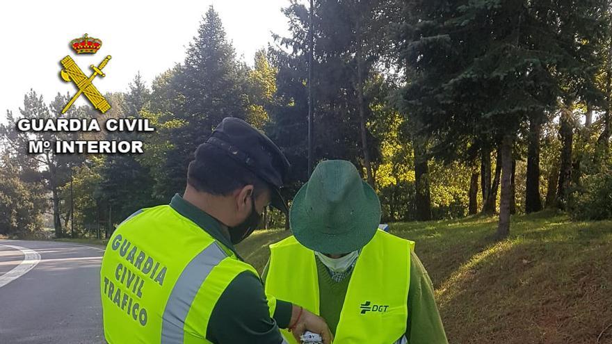 Un guardia civil con el anciano auxiliado. // G.C.