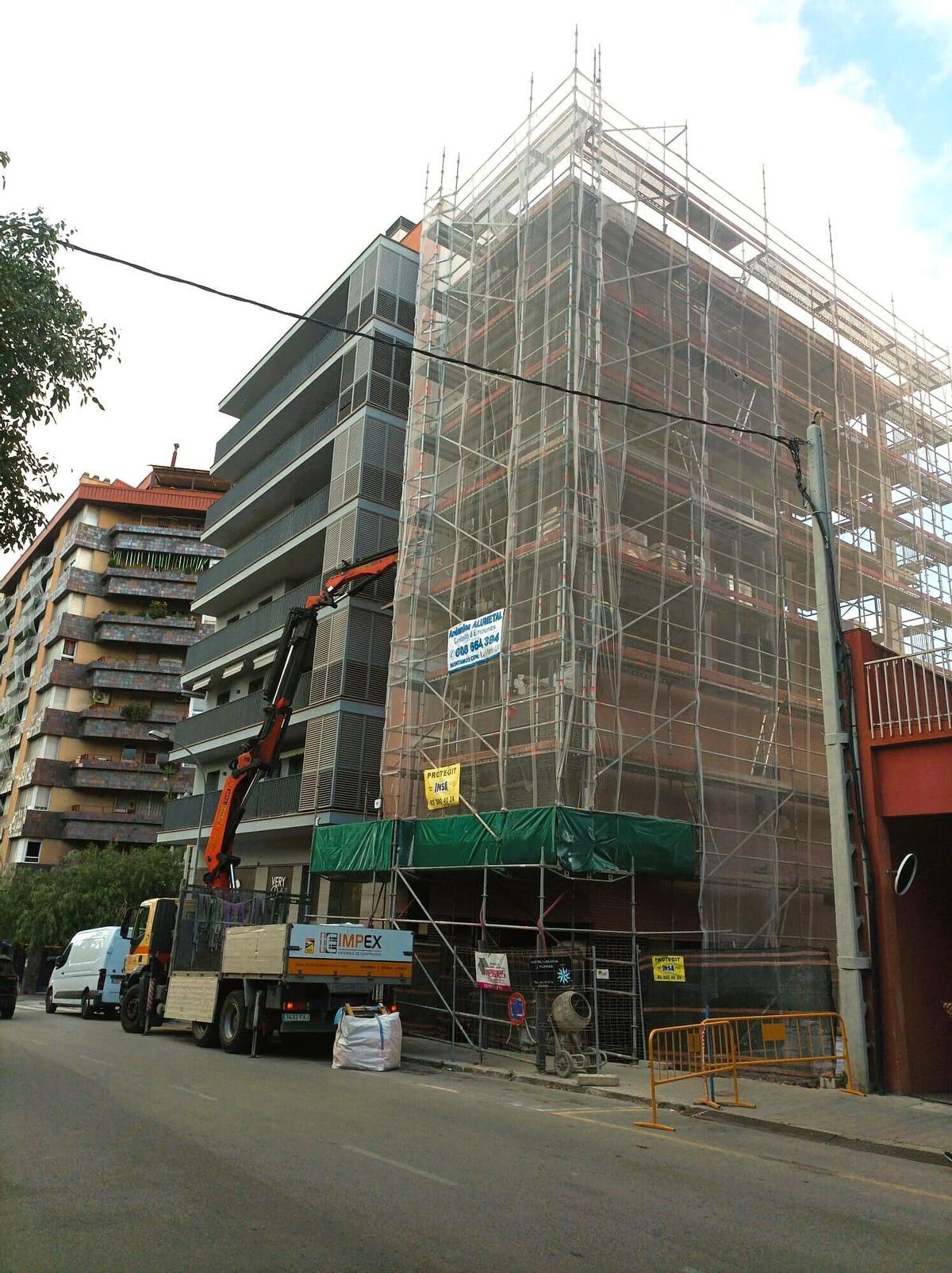 Edifici de nova construcció a l'avinguda Marignane de Figueres.