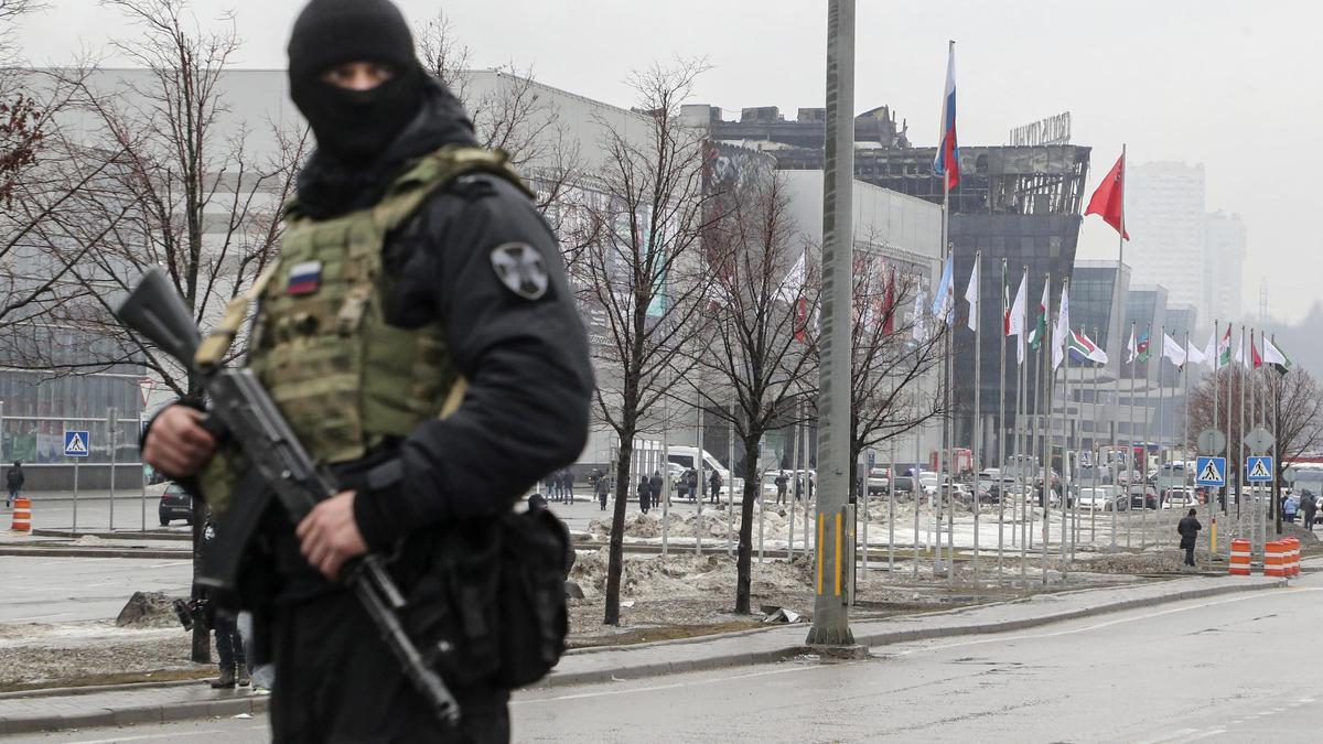 un policía ruso vigila cerca de la sala de conciertos del Crocus City Hall quemada tras un ataque terrorista en Krasnogorsk