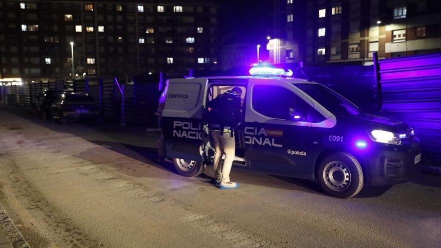 Agentes de la Policía Nacional, investigando ayer la zona.