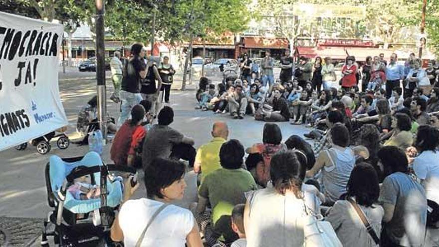 Los concentrados ayer tarde en la céntrica plaza Ramon Llull de Manacor.