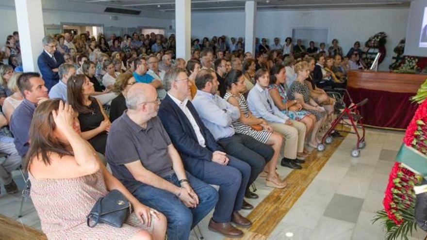 La ceremonia de despedida civil en homenaje José Vicente Beviá se realizó en una abarrotada sala del Tanatorio La Siempreviva.