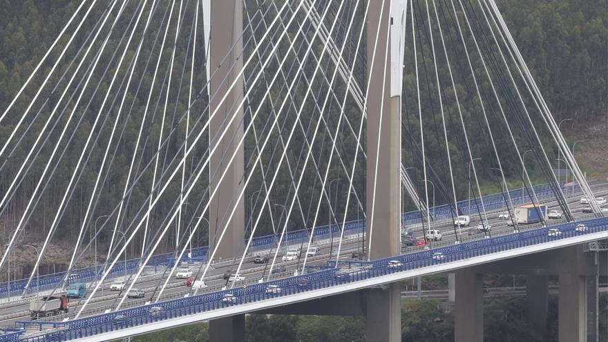 Colas kilómetricas en Rande por un accidente en cadena en el puente