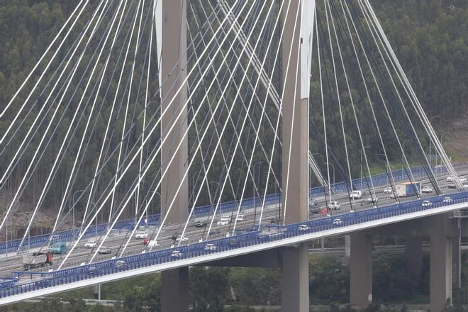 Colas kilómetricas en Rande por un accidente en cadena en el puente