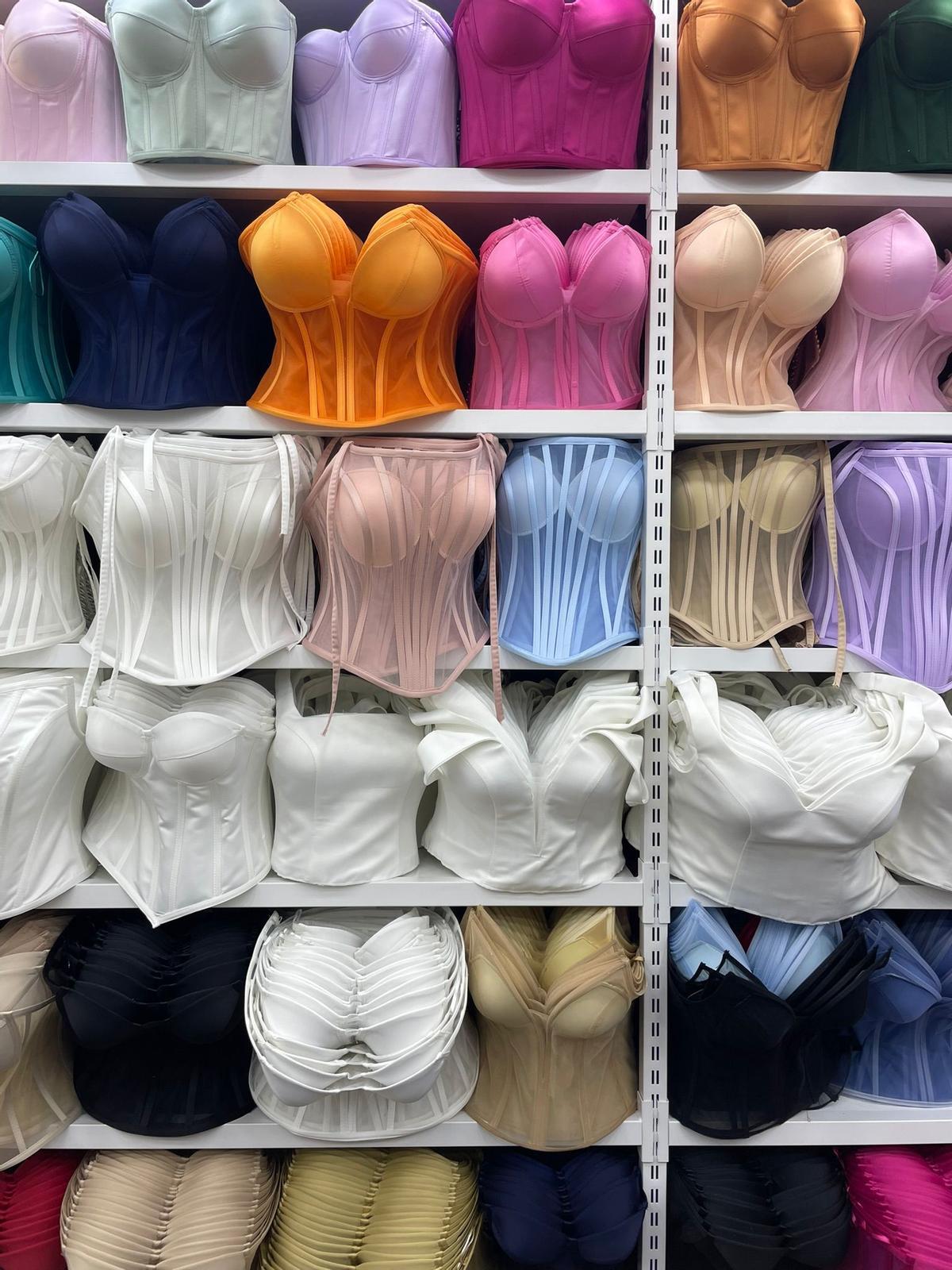 Corpiños de colores en una tienda turca