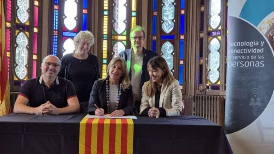 La Fundació Cellnex cedeix a Puig-Reig equipament informàtic