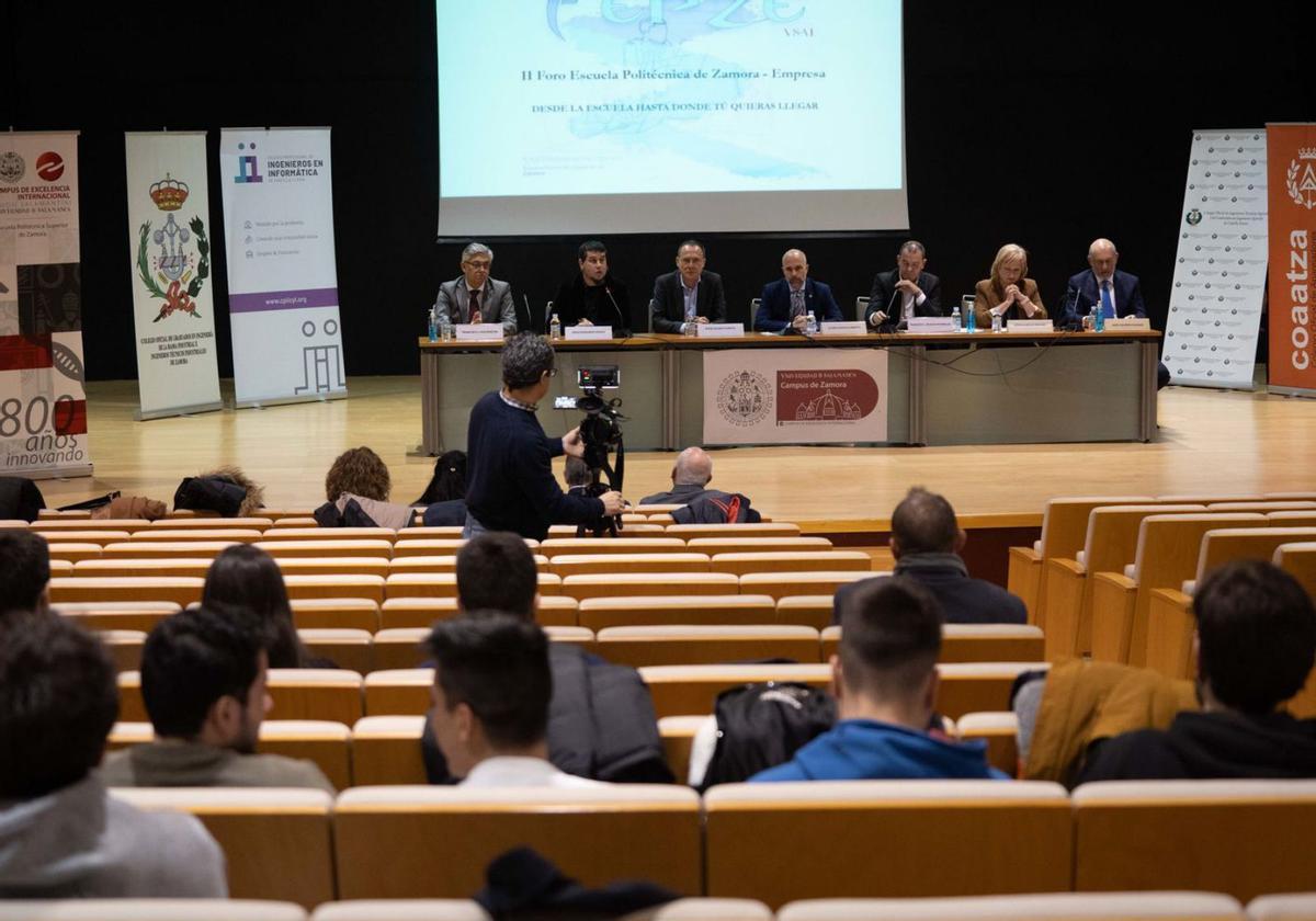 El salón de actos del Campus Viriato acoge el II Foro Universidad-Empresa de la Politécnica. | Jose Luis Fernández