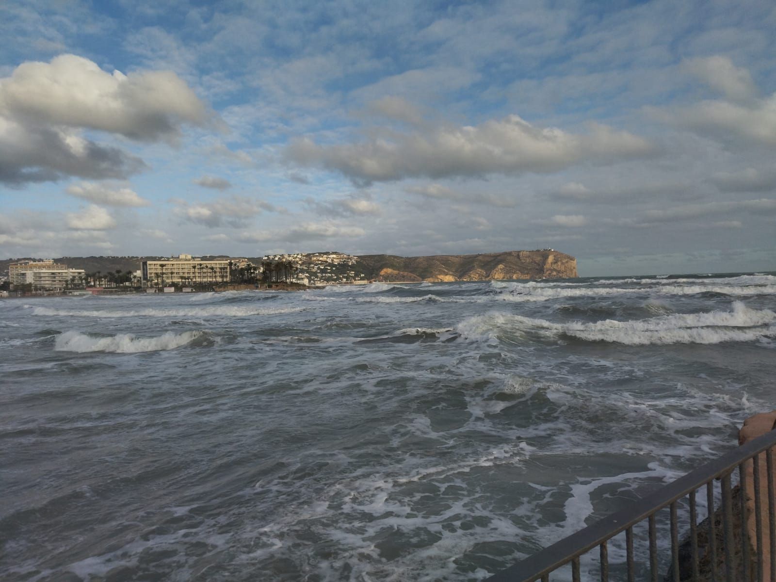 La playa del Arenal, en Xàbia, con la mar muy revuelta por el temporal marítimo.
