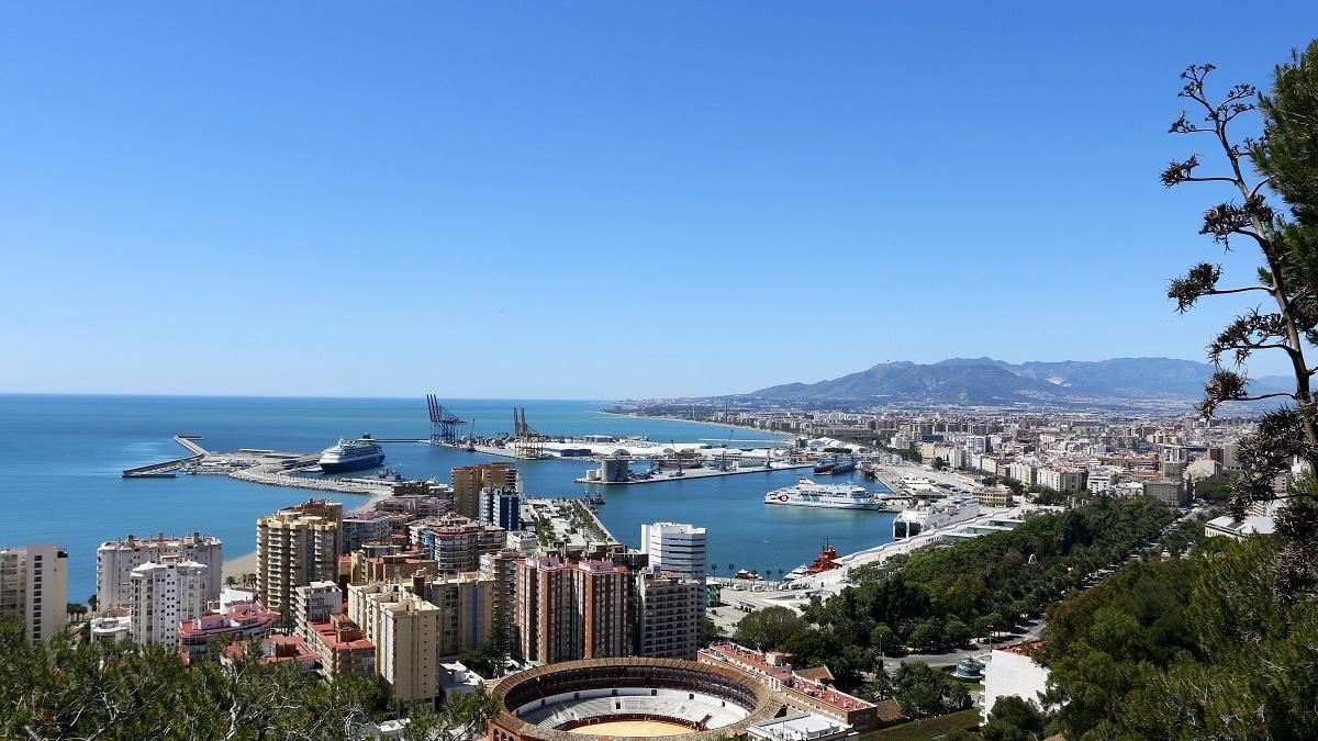 Un vista de Málaga con el barrio de la Malagueta en primer término.