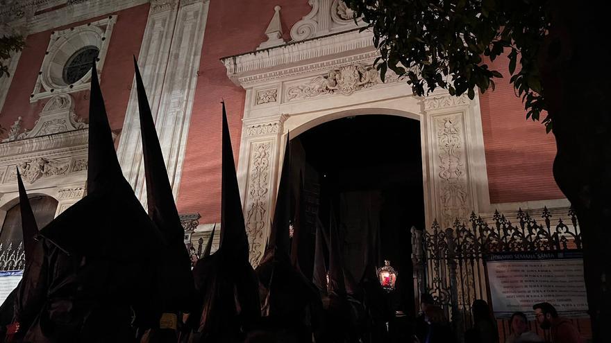 Vídeo | La cruz de guía de Pasión vuelve al Salvador