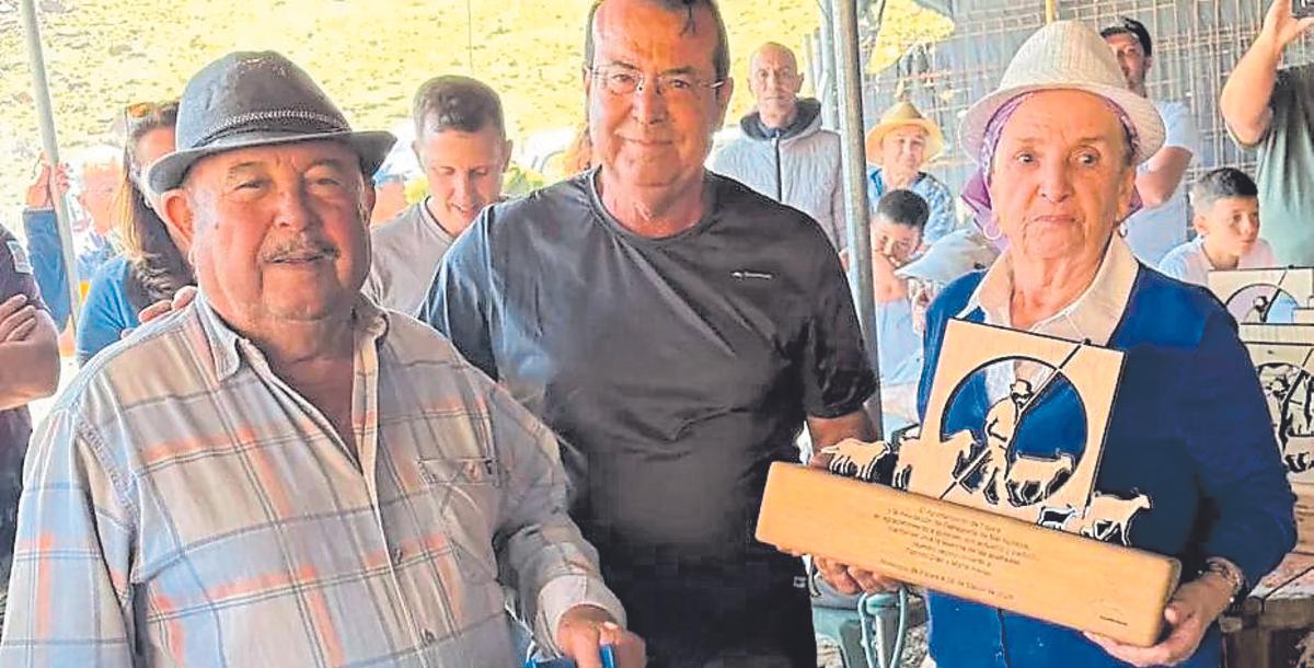 El concejal Pepe Díaz con el matrimonio Patricio Díaz y María Alonso.