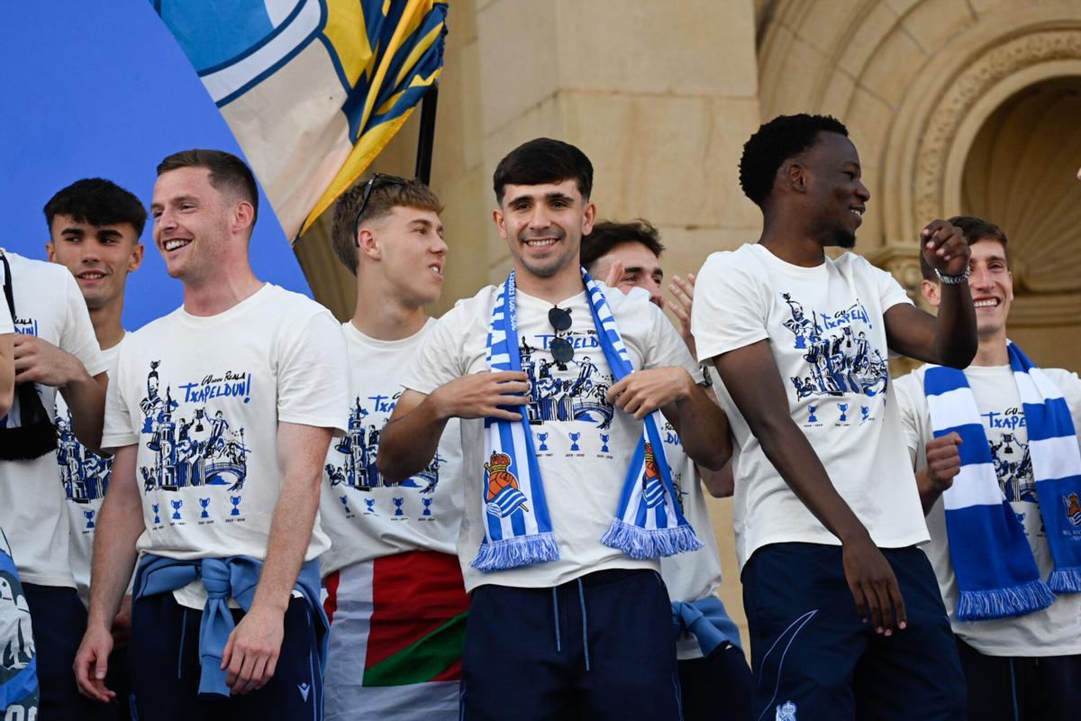 Varios aficionados de la Real Sociedad durante la celebración del equipo por la victoria en la Copa del Rey Varios aficionados de la Real Sociedad durante la celebración del equipo por la victoria en la Copa del Rey