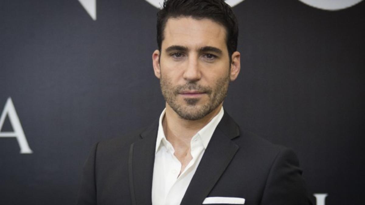 Miguel Ángel Silvestre reaparece en público tras el fallecimiento de su padre