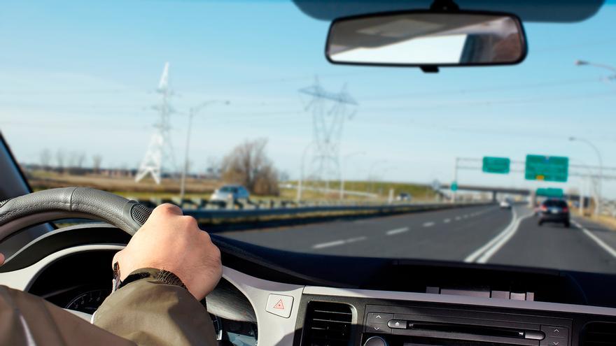 Vigila a tu copiloto: si hace esto mientras conduces, multazo al canto