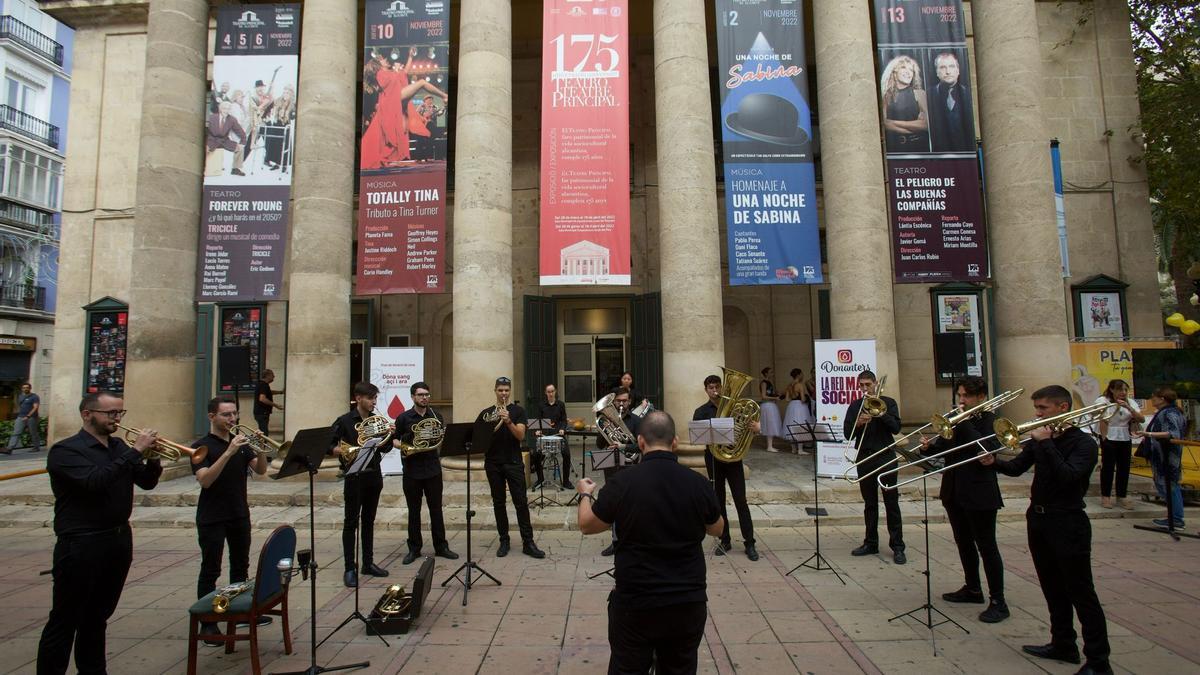 Actuaciones a las puertas del Teatro para recibir a los donantes