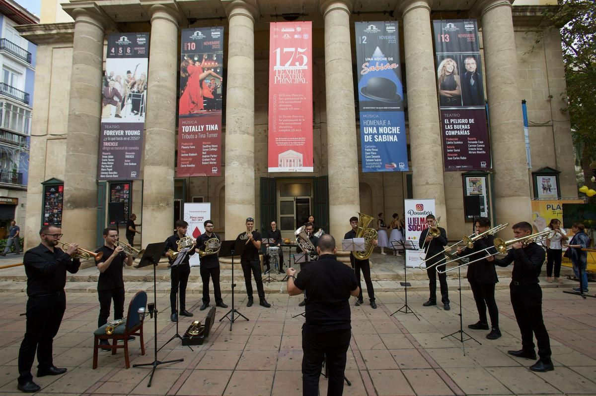 Actuaciones a las puertas del Teatro para recibir a los donantes